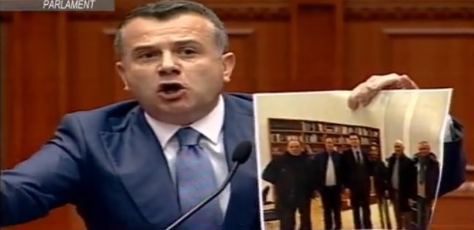 Balla kërkon të ‘bëjë’ me faj Bashën, nxjerr foton në zyrën e Bashës