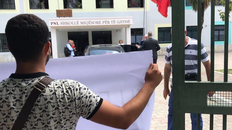 FOTO GALERI/ Fatmir Xhafaj te “Petro Nini”, të rinjtë e pyesin: Ku e ke Agronin o Pasha…?!