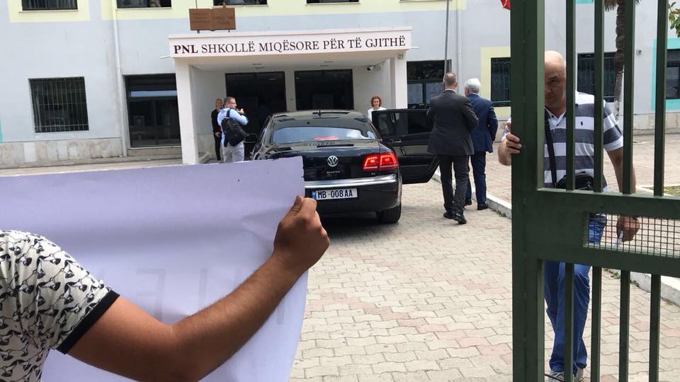 FOTO GALERI/ Fatmir Xhafaj te “Petro Nini”, të rinjtë e pyesin: Ku e ke Agronin o Pasha…?!