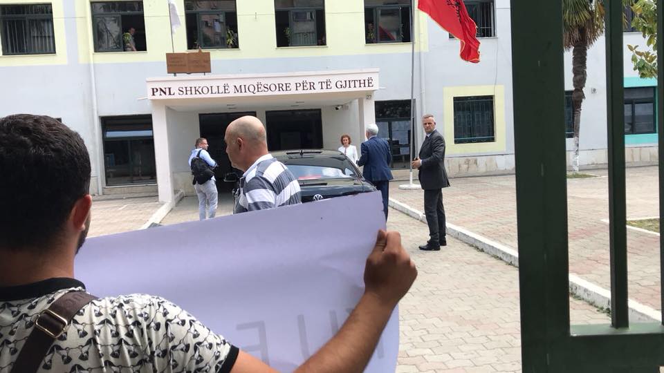 FOTO GALERI/ Fatmir Xhafaj te “Petro Nini”, të rinjtë e pyesin: Ku e ke Agronin o Pasha…?!