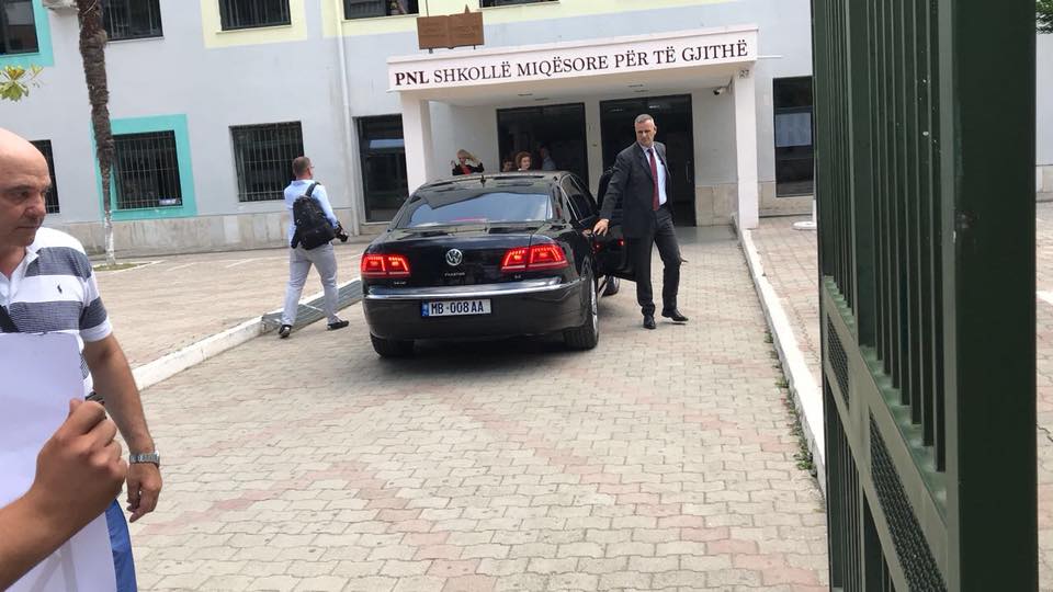 FOTO GALERI/ Fatmir Xhafaj te “Petro Nini”, të rinjtë e pyesin: Ku e ke Agronin o Pasha…?!