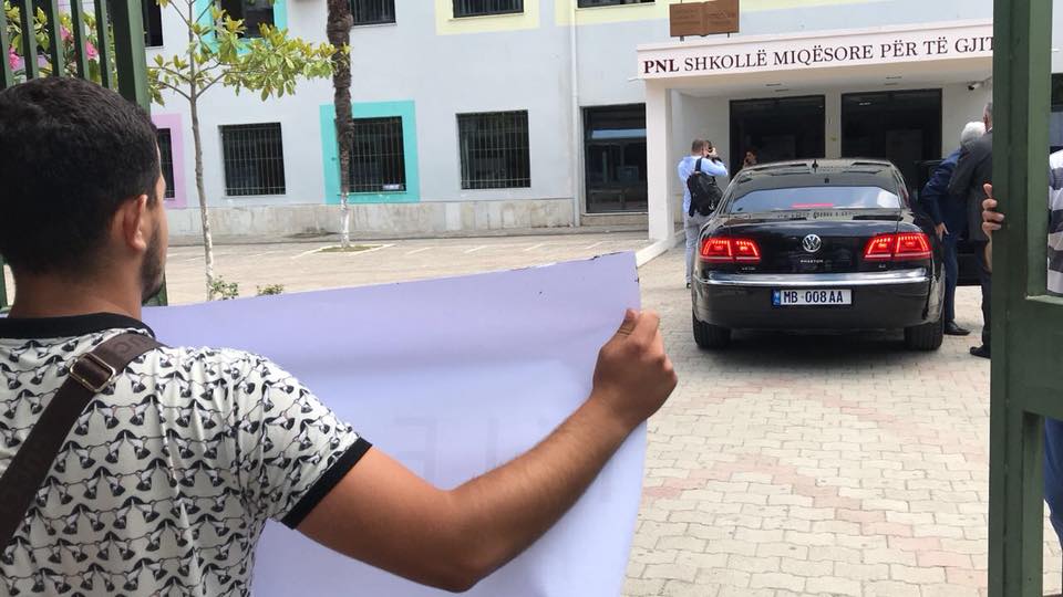 FOTO GALERI/ Fatmir Xhafaj te “Petro Nini”, të rinjtë e pyesin: Ku e ke Agronin o Pasha…?!