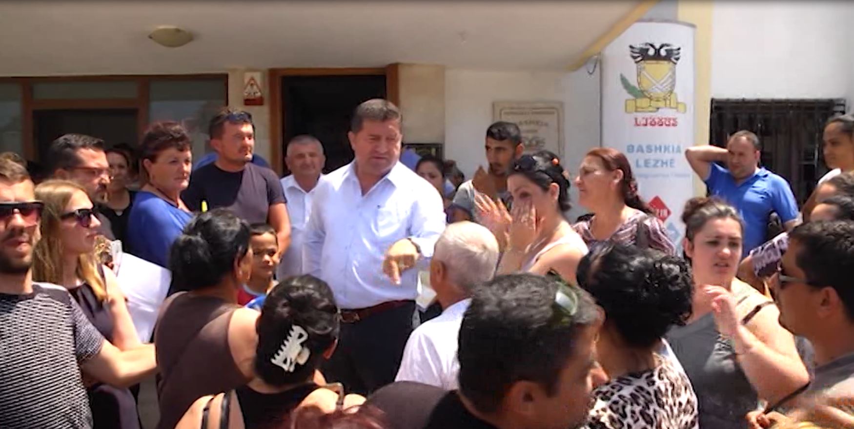 Ndalohen të shesin në plazhin e Shëngjinit ,tregtarët ambulantë i kërkojnë “llogari” kryetarit të bashkisë Lezhë