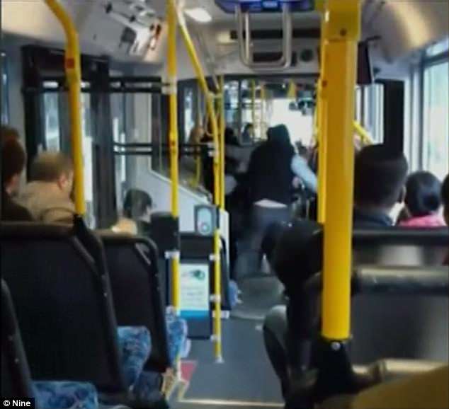 VIDEO/Flet me zë të lartë në celular, plas grushti në autobus