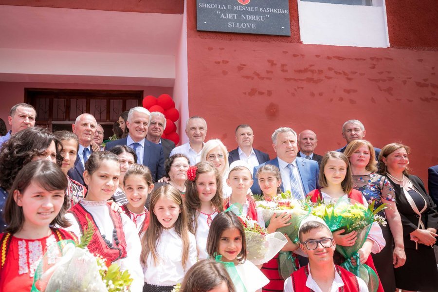 Presidenti Meta përuron shkollën e rikonstruktuar të Sllovës në Dibër