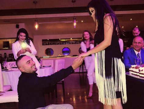 ROZE/Reperi i propozon martesë moderatores shqiptare, përgjigja e saj