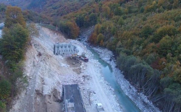 Tropojë, firma që ndërton HEC-et kryen shpërthim, dëmton linjë elektrike