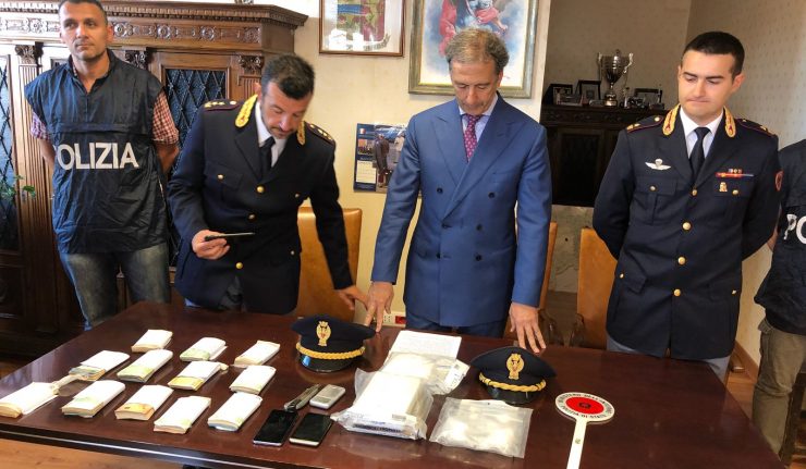 Arrestohet pronari shqiptar i restorantit në Itali, 2 kg drogë dhe 60 mijë euro nën dyshek