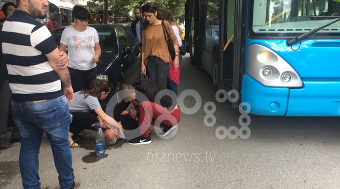 Tiranë, autobusi përplas rëndë 50-vjecarin