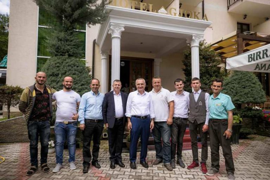 FOTO GALERI/ Presidenti Ilir Meta “shtrohet këmbëkryq” në Kukës me deputetin e PD…