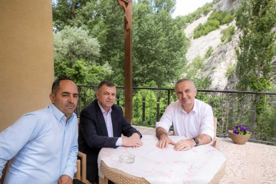 FOTO GALERI/ Presidenti Ilir Meta “shtrohet këmbëkryq” në Kukës me deputetin e PD…