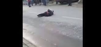 Rrëzohet në rrugë, humbet jetën 50 vjecari