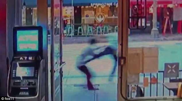 VIDEO/Fluturon në ajër për të shkelmuar dhe hedhur përdhe dhunuesin pa asnjë arsye