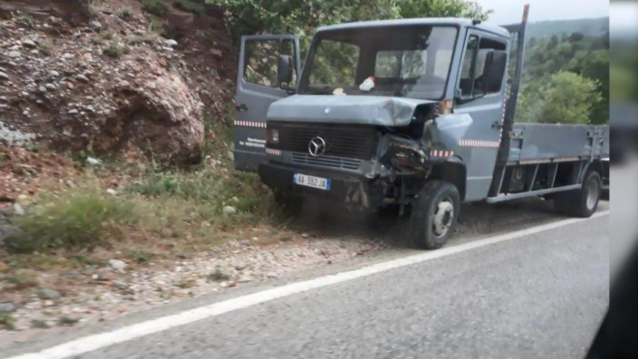 Librazhd – Përrenjas, kamioni përplaset me furgonin e pasagjerëve, disa të lënduar