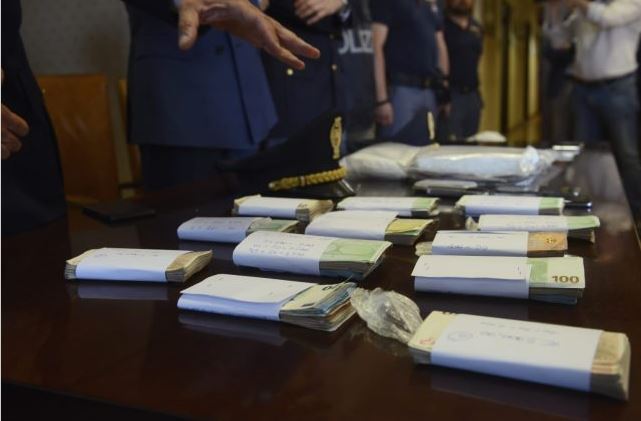 VIDEO/ Itali, prangoset piceri shqiptar, i gjenden kokainë dhe euro të fshehura në krevat – Ja si u tradhtua