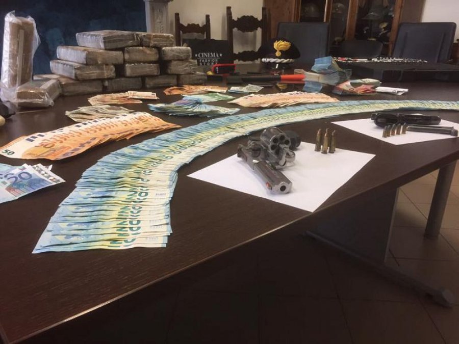 FOTO/ Itali, prangoset shqiptari e polaku me 14 kg kokainë e mijëra euro