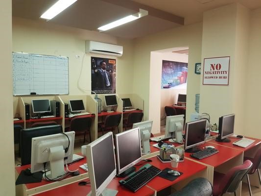 Brokerimi në internet, skema mashtruese ku kontribuojnë mijëra shqiptarë