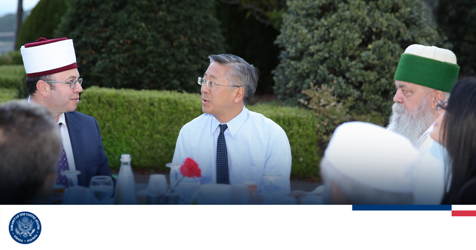 Ambasadori Lu uron besimtarët myslimanë