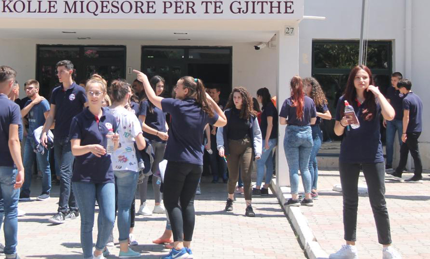 Maturantët “të gëzuar”: Kopjuam edhe në provimin në korridor…, na lanë vetë mësuesit