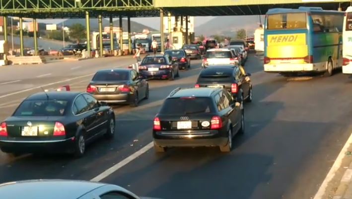 Kosovarët kalojnë fundjavën në plazhet shqiptare, krijojnë radhe të gjata në Morinë gjatë kthimit