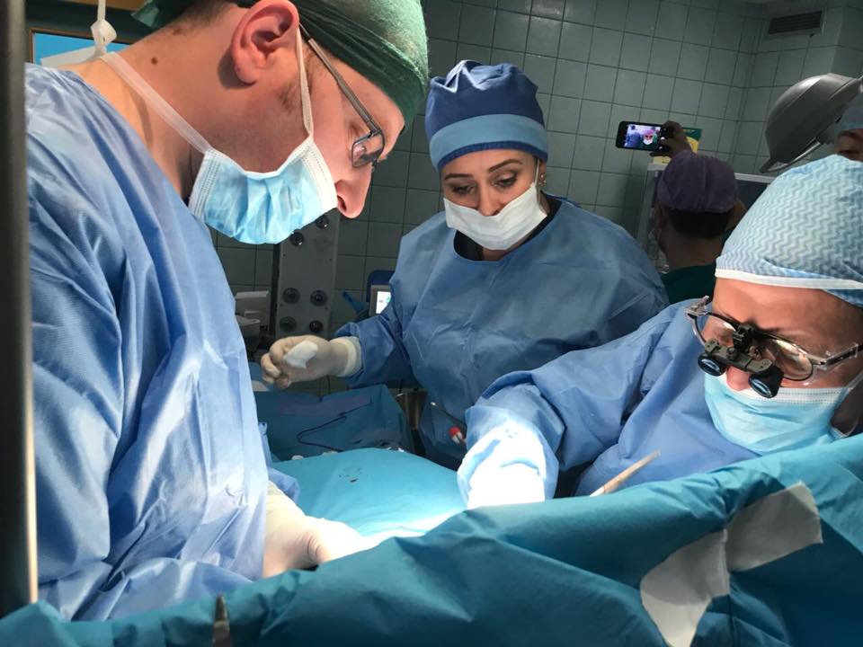 Babai shqiptar njofton vdekjen e djalit në “Facebook”, mjekët e shpëtojnë gjatë operacionit