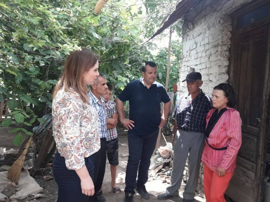 Deputetja e PD bën bamirësi për të varfërit, jep një mesazh të fortë