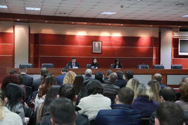 Piro Lutaj “mpreh shpatën” dhe “pret kokat” e 25 përmbaruesve