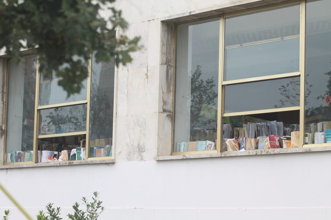 FOTO/ Kushtet në të cilat thahen librat e Bibliotekës Kombëtare, situata ende emergjente