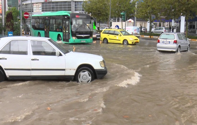 VIDEO/Shiu i verës përmbyt Tiranën qe ka sheshin më të bukur në Europë