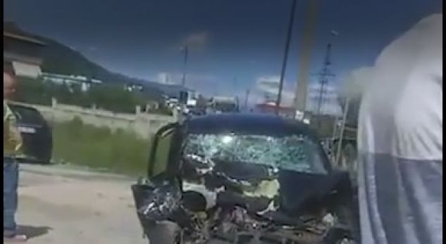Elbasan, kamioni përplas keq makinën e vogël, në gjendje të rëndë drejtuesi