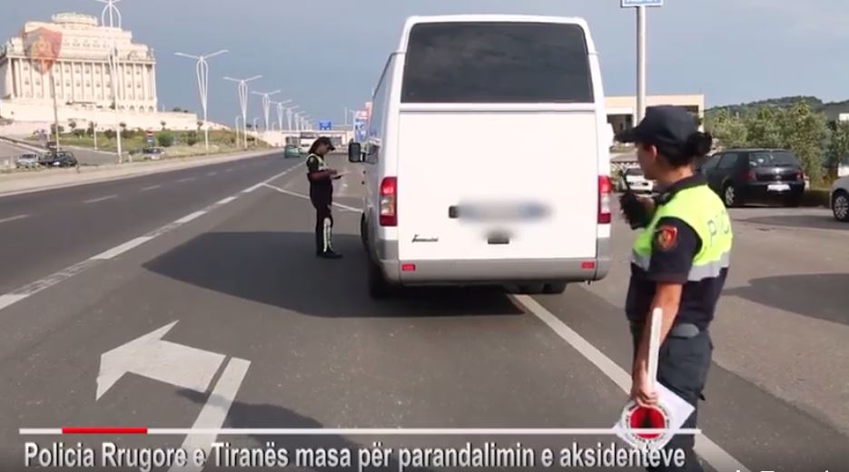 VIDEO/ “Rrugorët” në aksion kundër furgonëve e autobusëve që ndalojnë “vend e pa vend” përgjatë autostradës Tiranë – Durrës