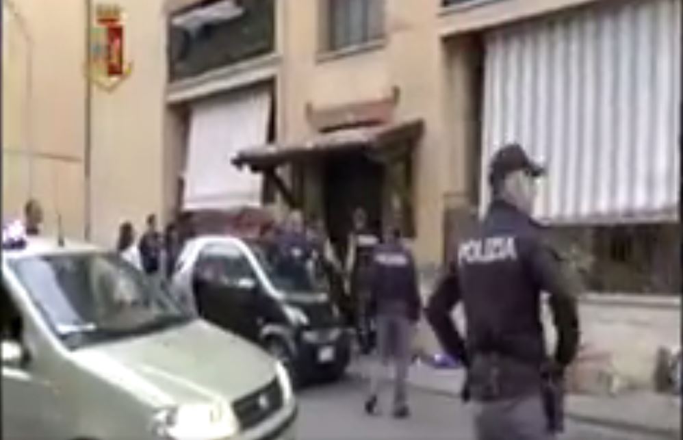 VIDEO/ Itali zbulohet banda shqiptare e kokainës, çmimet dhe dozat shënoheshin në muret “e dyqanit” të tyre të drogës