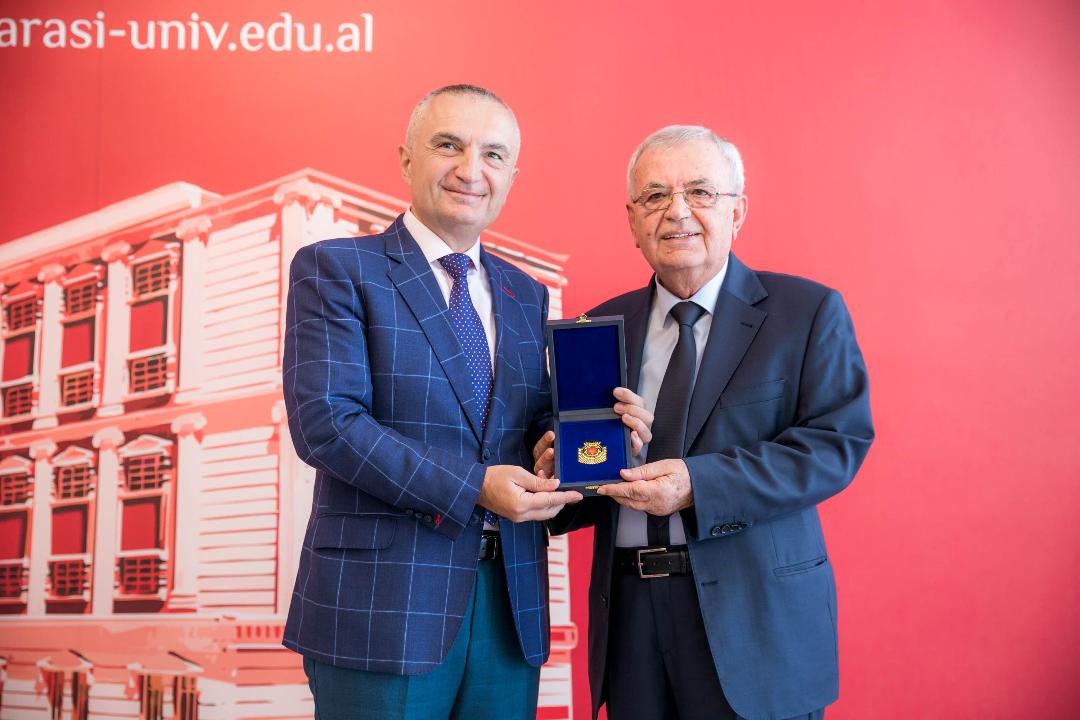 Presidenti dekoroi juristin Aleks Luarasi me titullin “Mjeshtër i Madh” dhe shqetësohet për akreditimin e universiteteve publike
