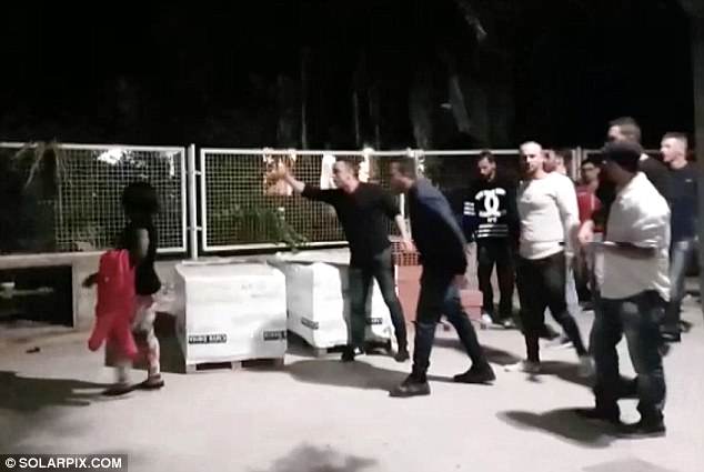 VIDEO/ Sulmohen prostitutat në rrugë: Na keni prishur tregtinë e turizmit