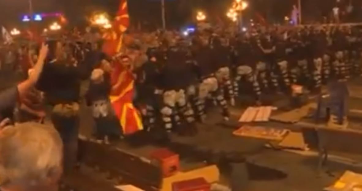 VIDEO/Shkup, protesta masive kundër marrëveshjes me Greqinë, 7 policë të plagosur