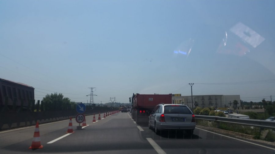FOTO/ARRSH dhe Policia gënjejnë qytetarët, rradhë të gjata në autostradën Tiranë – Durrës