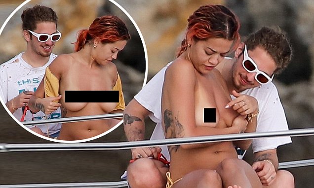 Rita Ora i heq të gjitha ,shfaqet topless duke shijuar pushimet me të dashurin