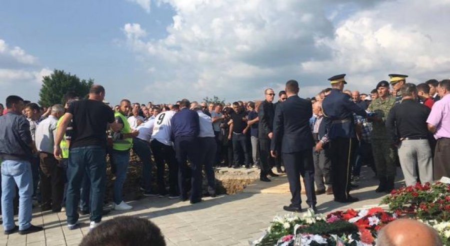 FOTO/I jepet lamtumira e fundit legjendës së futbollit Fadil Vokrri