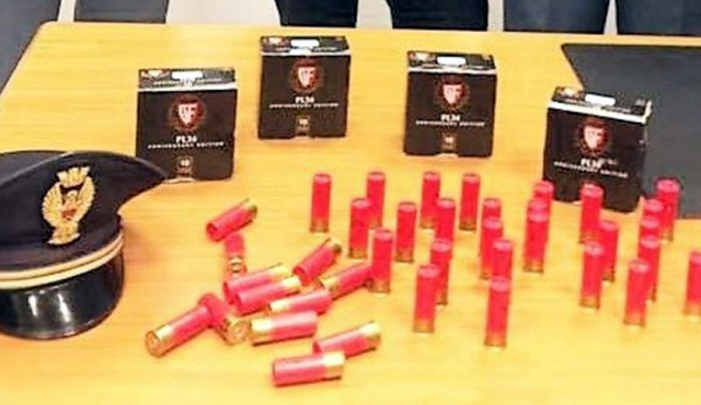 FOTO/ Itali, prangoset gruaja shqiptare me çantën mbushur me fishekë