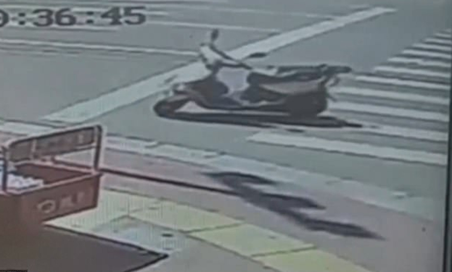 VIDEO/ “Scooter-i fantazmë”, ecën vetë pasi largohet pronari