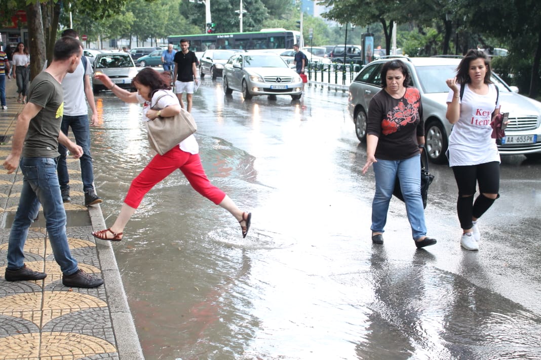 FOTO/ Pas shiut e breshërit, qytetarët e Tiranës mes pellgjeve të ujit