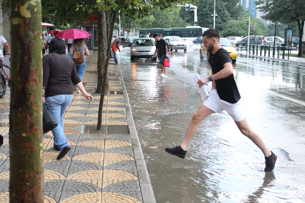 FOTO/ Pas shiut e breshërit, qytetarët e Tiranës mes pellgjeve të ujit