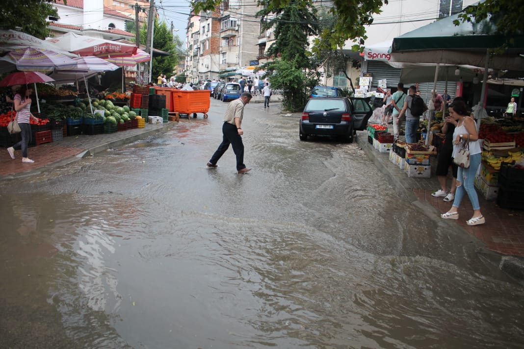 FOTO/ Pas shiut e breshërit, qytetarët e Tiranës mes pellgjeve të ujit