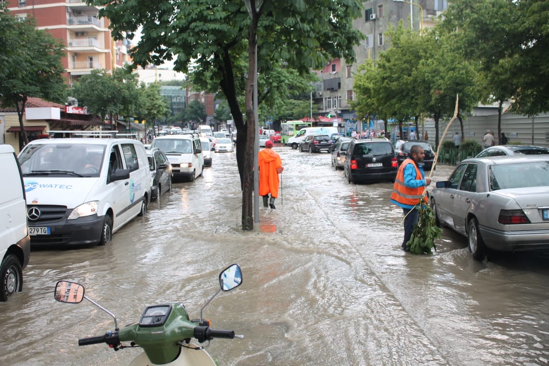 FOTO/ Pas shiut e breshërit, qytetarët e Tiranës mes pellgjeve të ujit