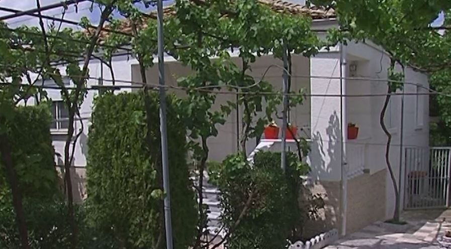 Lushnje, enigmë, familjarët gjejnë vajzën të vdekur në oborr