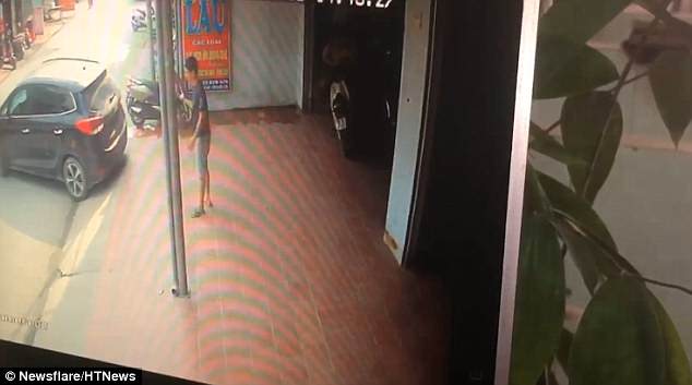 VIDEO/ Përpiqej ta ndihmonte për të parkuar, gruaja “ngjesh” burrin pas murit