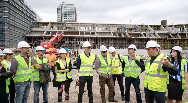 “Këta janë artistë që veshin dhe jelekun dhe të hanë dhe kekun!”