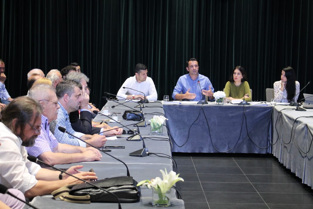 FOTO & DEBATE/ Veliaj takim “sa për sy e faqe” me artistët, Ndrenika: Të kanë gënjyer kryetar