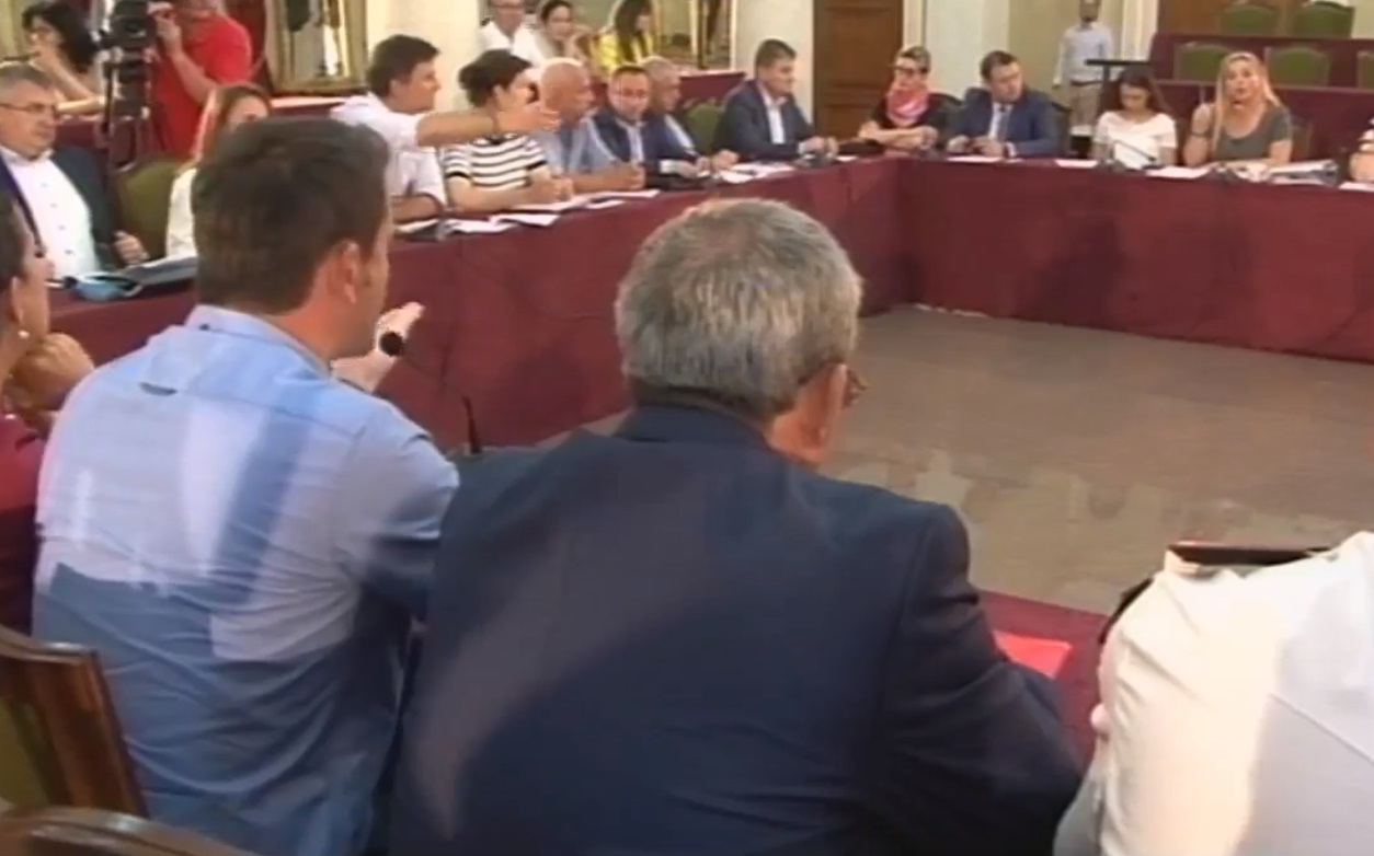 Veliaj provokon Vokshin. Grada nuk nderhyn. Flamur Noka irritohet:  Ti zogu i Tiranes