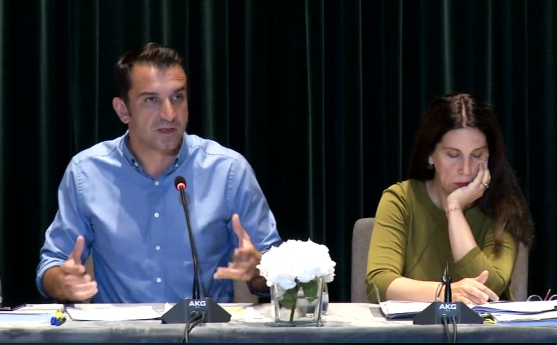 Takimi me Veliajn / Asqeriu: Ma prene fjalen sikur të isha kucedra.